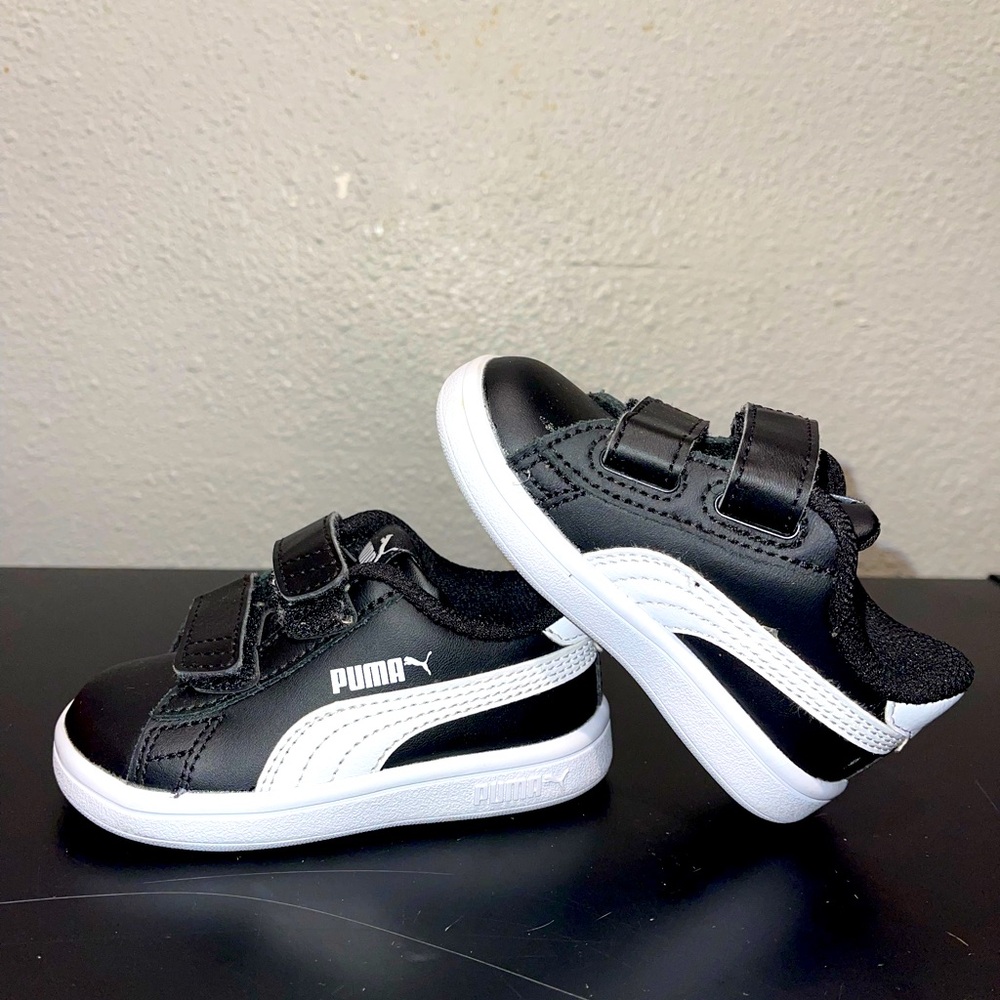 puma girls, toddler Smash V2 hook &Loop sneakers 5C -brand new never worn.